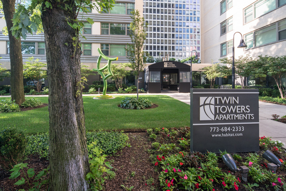 Twin Towers in Chicago, IL - Building Photo