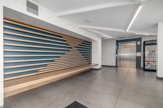 Mission Gateway in North Hills, CA - Foto de edificio - Lobby