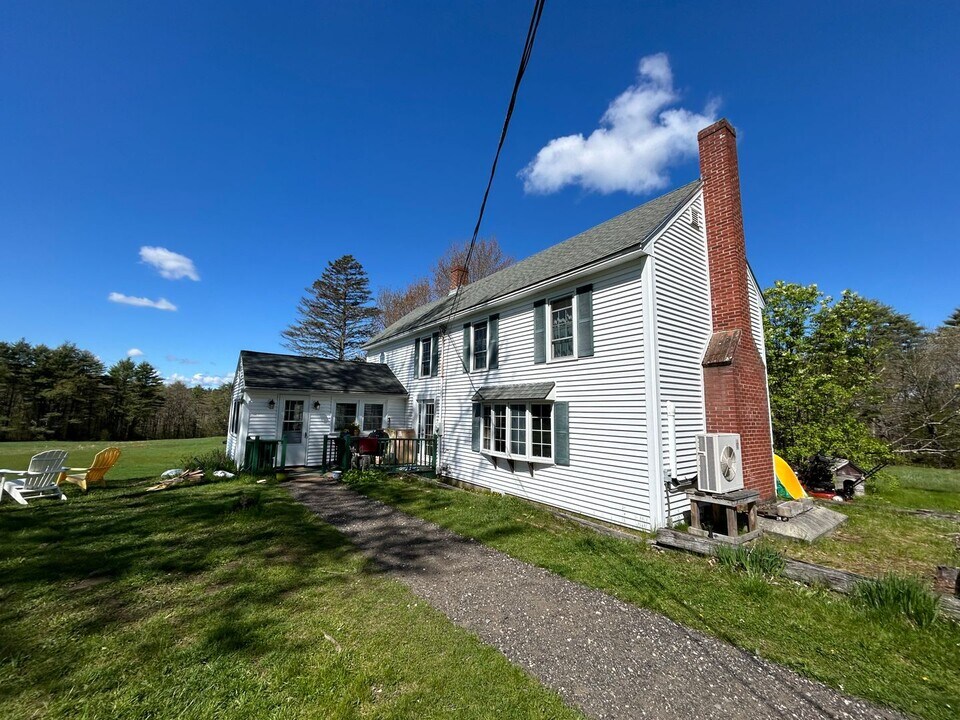 100 Beech Hill Rd in Exeter, NH - Building Photo