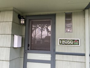 12050 NE Broadway in Portland, OR - Foto de edificio - Building Photo