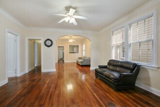 2102 S Carrollton Ave in New Orleans, LA - Building Photo - Building Photo