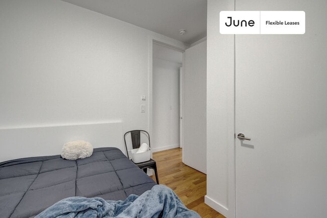 Eclectic ROOM at The Woodbine House, Unit 2 in Queens, NY - Foto de edificio - Building Photo