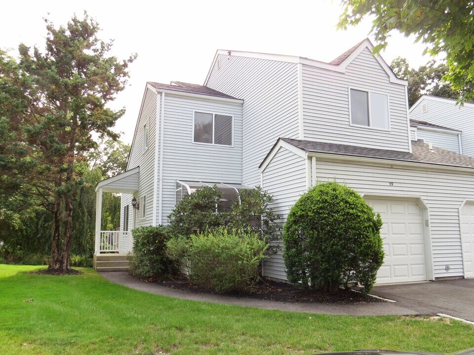 59 Sutton Pl in Islandia, NY - Building Photo