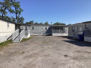 306 W Wallisville Rd in Highlands, TX - Building Photo - Building Photo