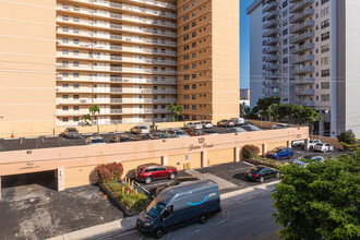 121 Golden Condos in Hallandale Beach, FL - Foto de edificio - Building Photo