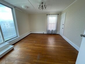 8 Breed Square in Lynn, MA - Building Photo - Building Photo