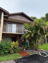 2142 Nova Village Dr in Davie, FL - Building Photo