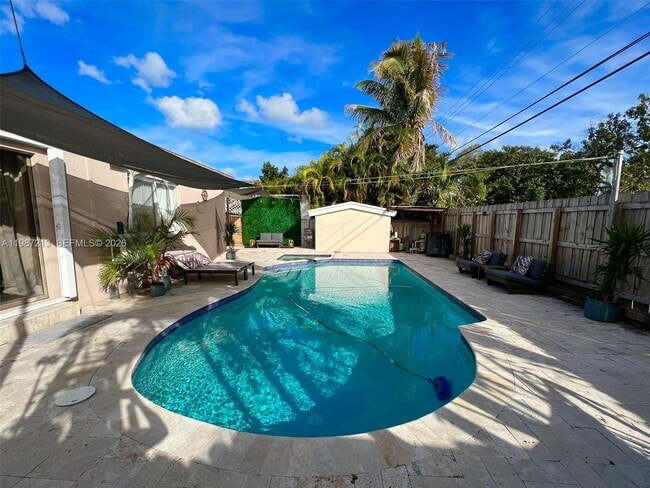 2040 NE 183rd St in North Miami Beach, FL - Building Photo - Building Photo