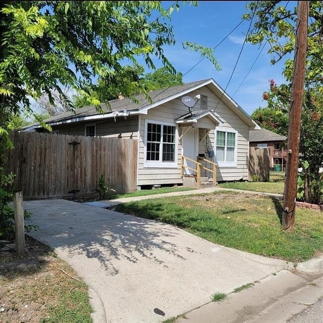 property at 218 E Hunnicutt St