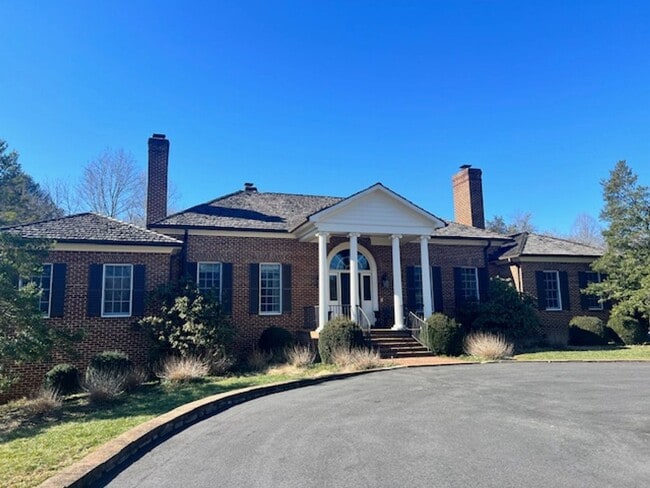 935 Garth Rd in Charlottesville, VA - Building Photo - Building Photo