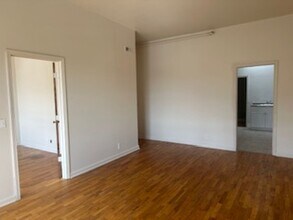 734 Massachusetts St in Lawrence, KS - Foto de edificio - Building Photo