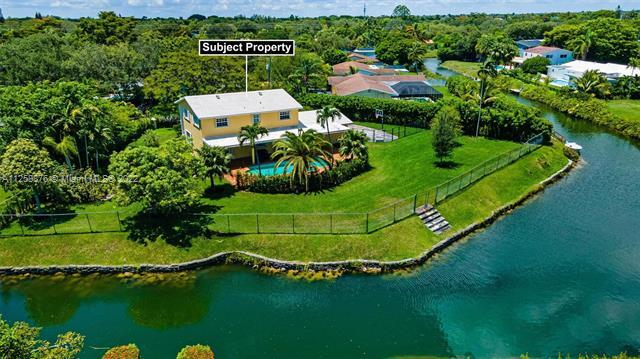 11401 SW 72nd Plz in Pinecrest, FL - Building Photo - Building Photo