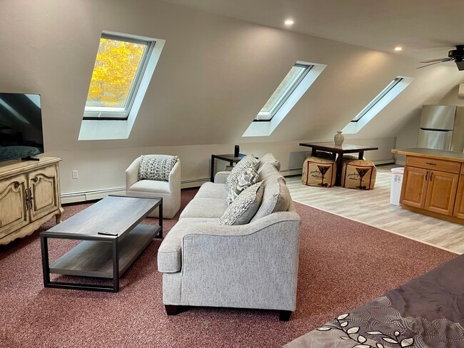 176 North St, Unit Beautiful 850 sf studio in Norfolk, MA - Foto de edificio - Building Photo