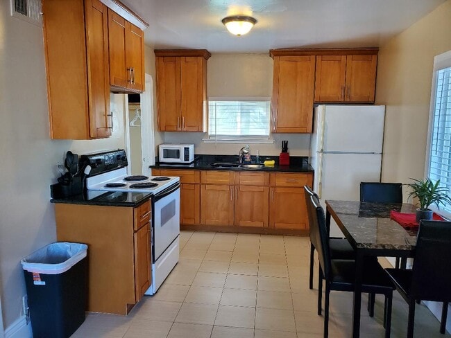 1284 A St in Hayward, CA - Building Photo - Building Photo