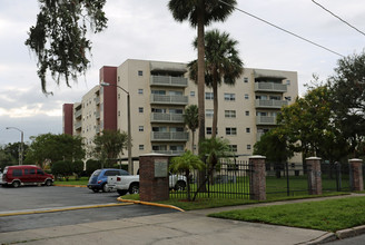 Lorna Doone Apartments in Orlando, FL - Foto de edificio - Building Photo