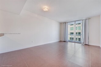 185 SW 7th St, Unit 1404 in Miami, FL - Building Photo - Building Photo