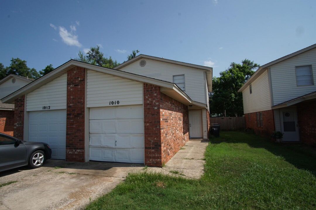 1010 E Main St in Norman, OK - Foto de edificio