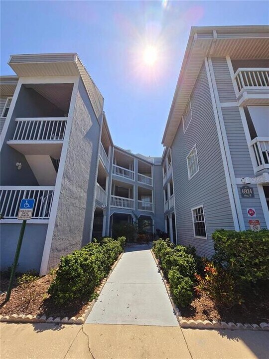 6924 Stonesthrow Cir N in St. Petersburg, FL - Building Photo