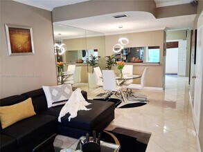 7827 Sanibel Dr in Tamarac, FL - Building Photo - Building Photo