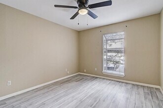 1880 White Oak Dr in Houston, TX - Building Photo - Building Photo