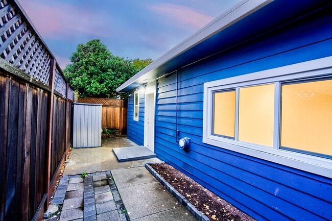 1351 Eastshore Dr in Alameda, CA - Foto de edificio - Building Photo
