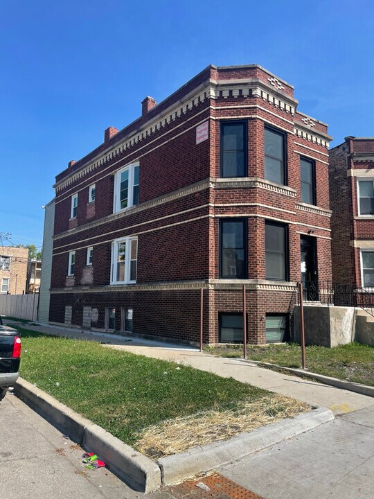 4956 W Erie St in Chicago, IL - Building Photo