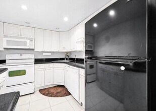 2100 Sans Souci Blvd, Unit A509 in North Miami, FL - Foto de edificio - Building Photo