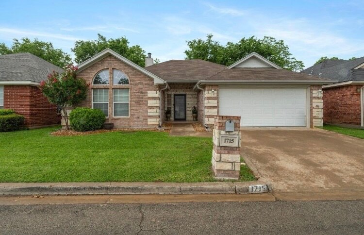 1715 Sully Ct in Stephenville, TX - Building Photo
