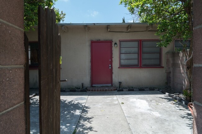 2320 Virginia Ave in Santa Monica, CA - Foto de edificio - Building Photo