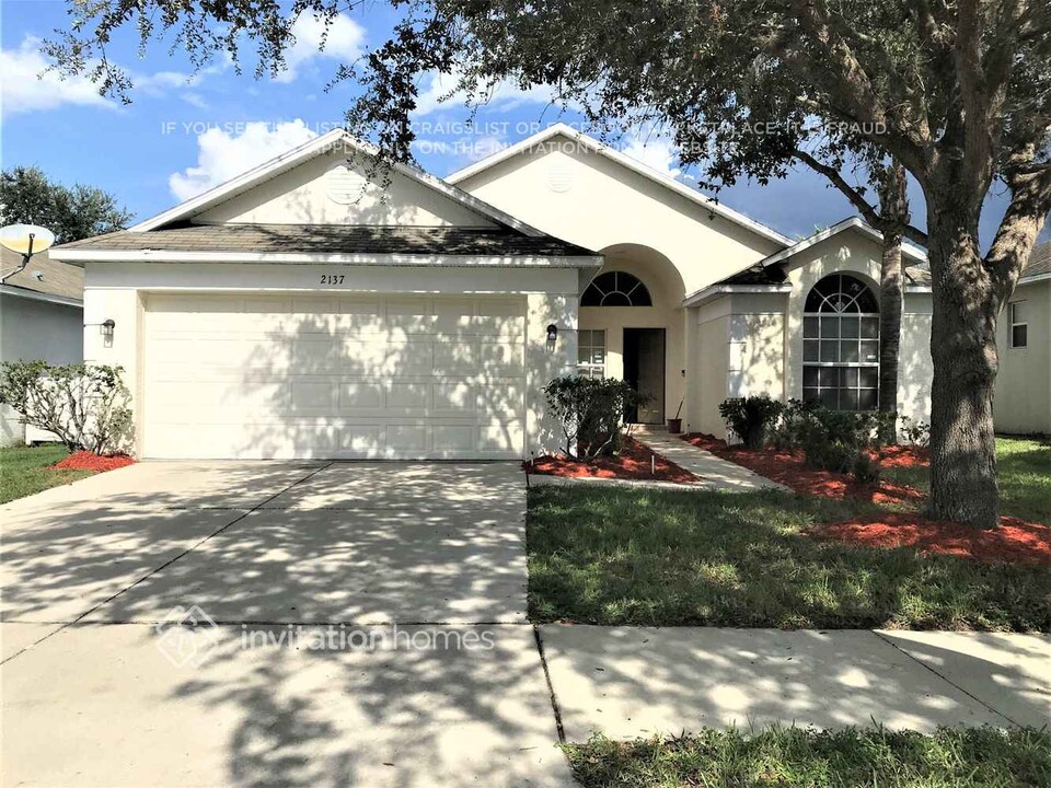 2137 Roanoke Springs Dr in Ruskin, FL - Building Photo