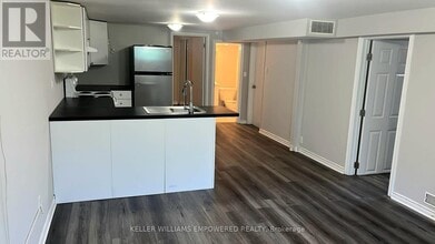 17 Collins Crescent in Aurora, ON - Building Photo - Building Photo