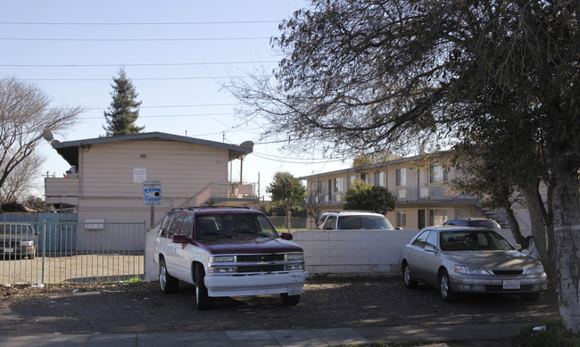 331-341 Berry Ave in Hayward, CA - Building Photo - Building Photo