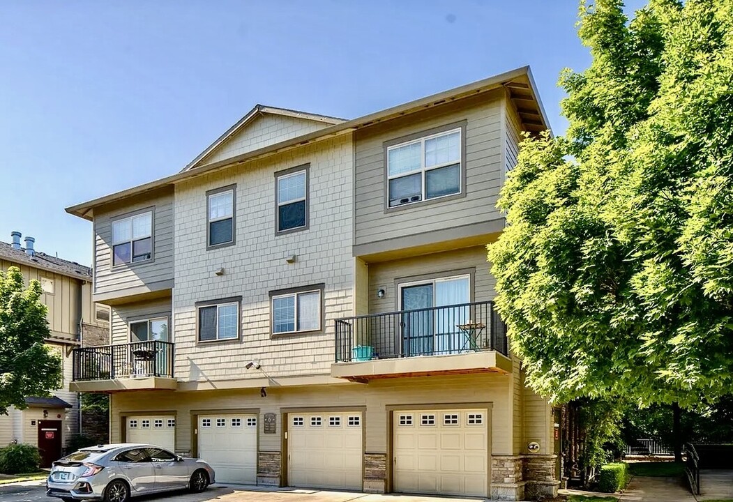 8005 NE Rockne Way in Beaverton, OR - Foto de edificio