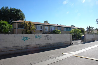 14523 Tupper St in Panorama City, CA - Foto de edificio - Building Photo