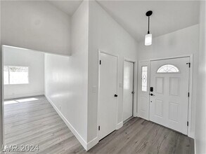 401 Holcomb in Las Vegas, NV - Building Photo - Building Photo