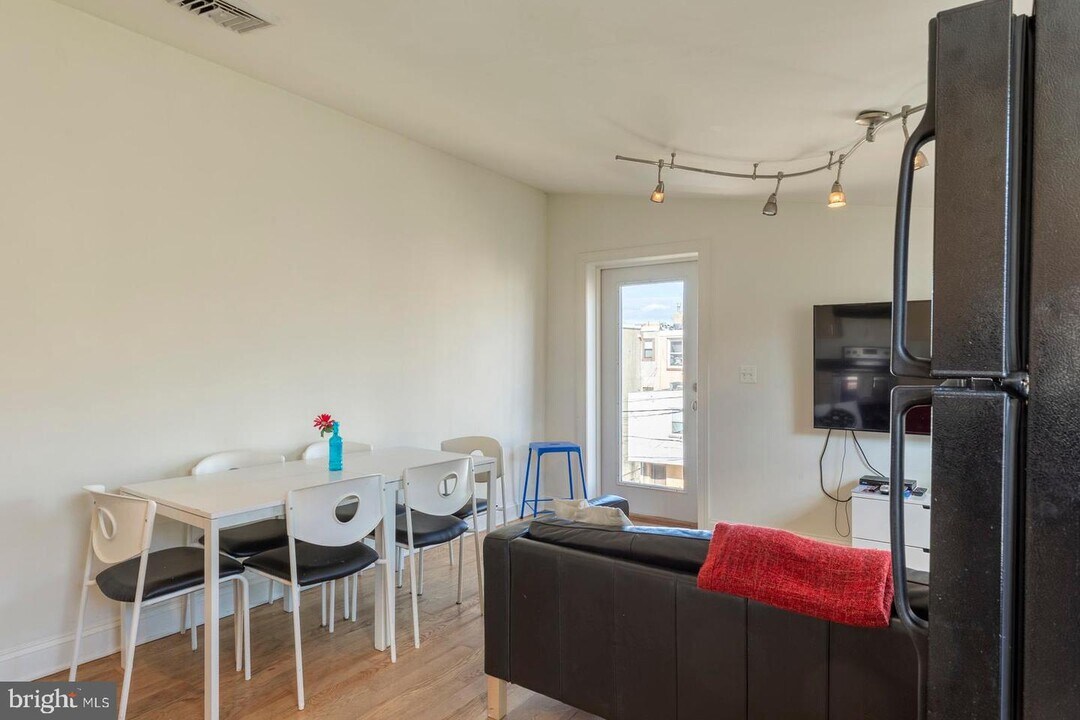 1615 Brown St-Unit -3 in Philadelphia, PA - Building Photo