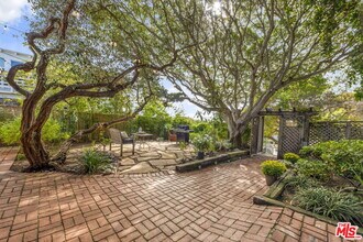 2429 Beverley Ave in Santa Monica, CA - Building Photo - Building Photo