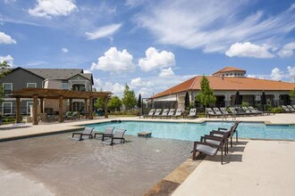 4301 Grand Ave Pkwy in Austin, TX - Foto de edificio - Building Photo