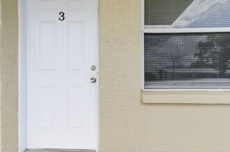 1799 Russell St S in St. Petersburg, FL - Foto de edificio - Building Photo