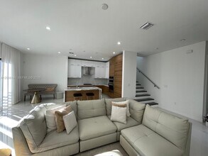 8283 NW 44th St in Doral, FL - Building Photo - Building Photo