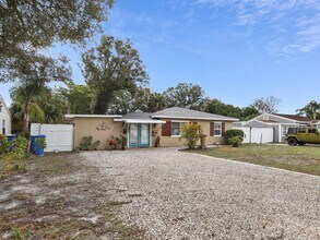1353 Canterbury Rd N in St. Petersburg, FL - Foto de edificio - Building Photo