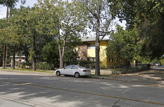 1599 N Raymond Ave in Pasadena, CA - Foto de edificio - Building Photo