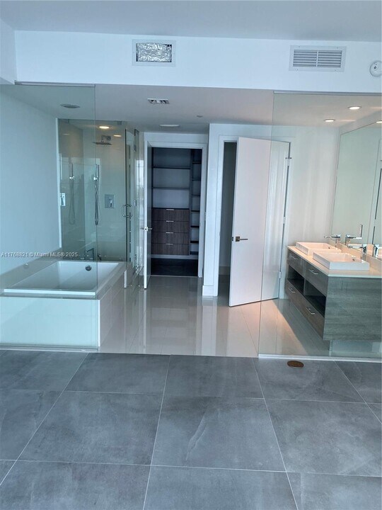 650 NE 32nd St, Unit 4102 in Miami, FL - Building Photo