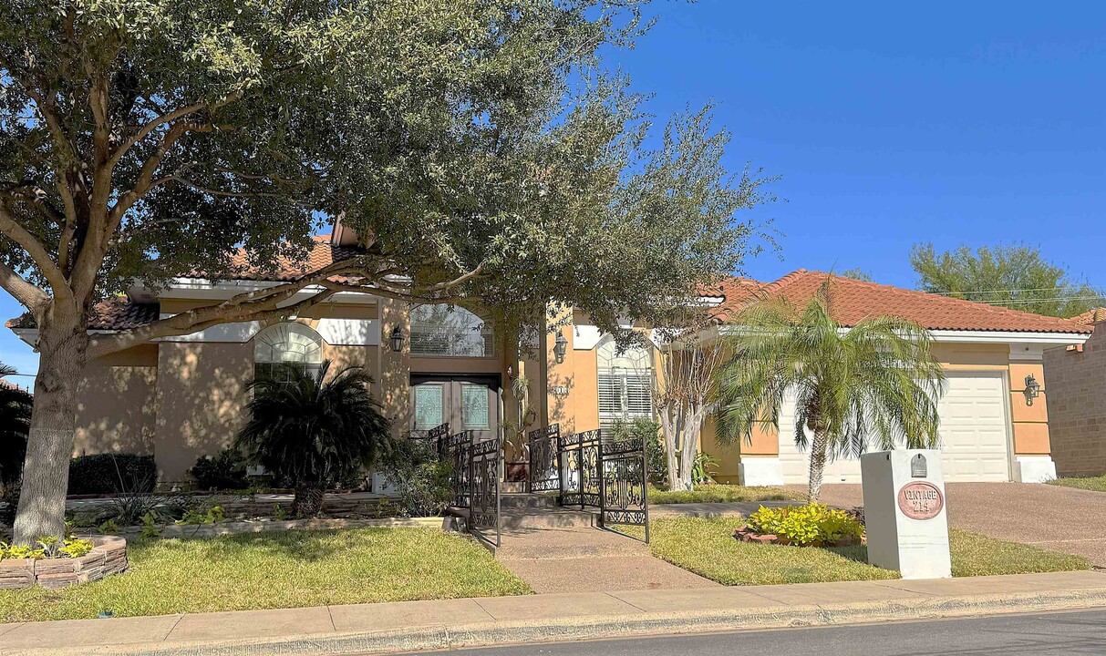 214 Vintage Ln in Laredo, TX - Building Photo