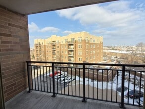 655 Perrie Dr, Unit 501 in Elk Grove Village, IL - Foto de edificio - Building Photo