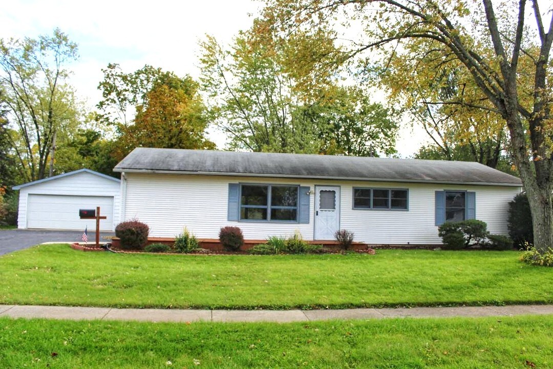 18531 W Judy Dr in Gurnee, IL - Building Photo