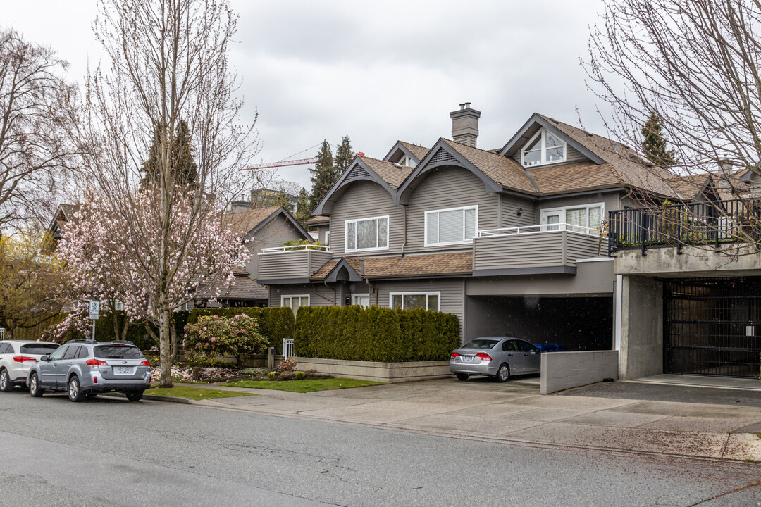 250 11th St E in North Vancouver, BC - Building Photo