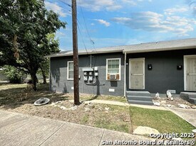 321 N Chupaderas St in San Antonio, TX - Building Photo