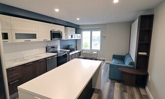 5852 Frontenac in Niagara Falls, ON - Building Photo