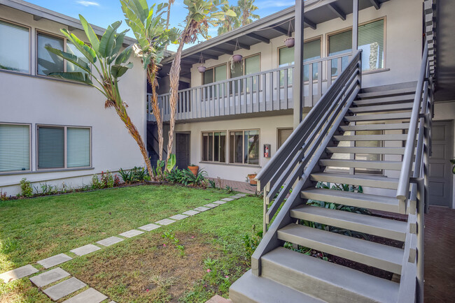 La Brea Apartments in Los Angeles, CA - Foto de edificio - Building Photo